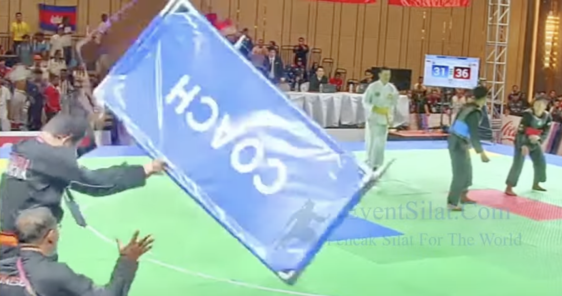 HLV pencak silat Indonesia ném bảng hiệu lên võ đài khi VĐV đang thi đấu, tại nhà E của Trung tâm Hội nghị Chroy Changvar tại Phnom Penh, Campuchia chiều 10/5/2023. Ảnh: chụp màn hình