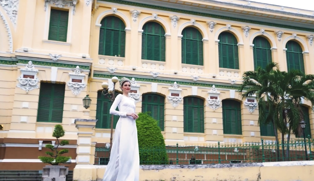 Isabella Menin tạo dáng ở Bưu điện Trung tâm TP HCM hồi tháng 4 khi đến Việt Nam công tác. Ảnh: Sen Vàng