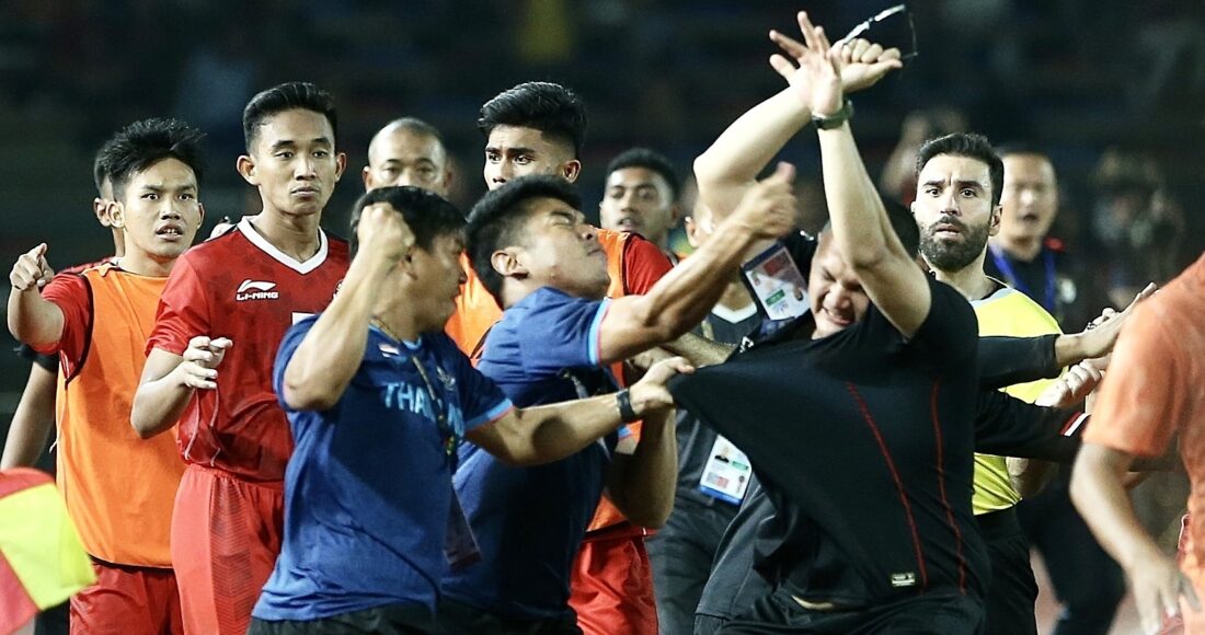 Thành viên ban huấn luyện Indonesia (áo đen) bị đánh khi chạy sang khu kỹ thuật Thái Lan ăn mừng bàn nâng tỷ số lên 3-2 của Irfan Jauhari. Ảnh: Hiếu Lương