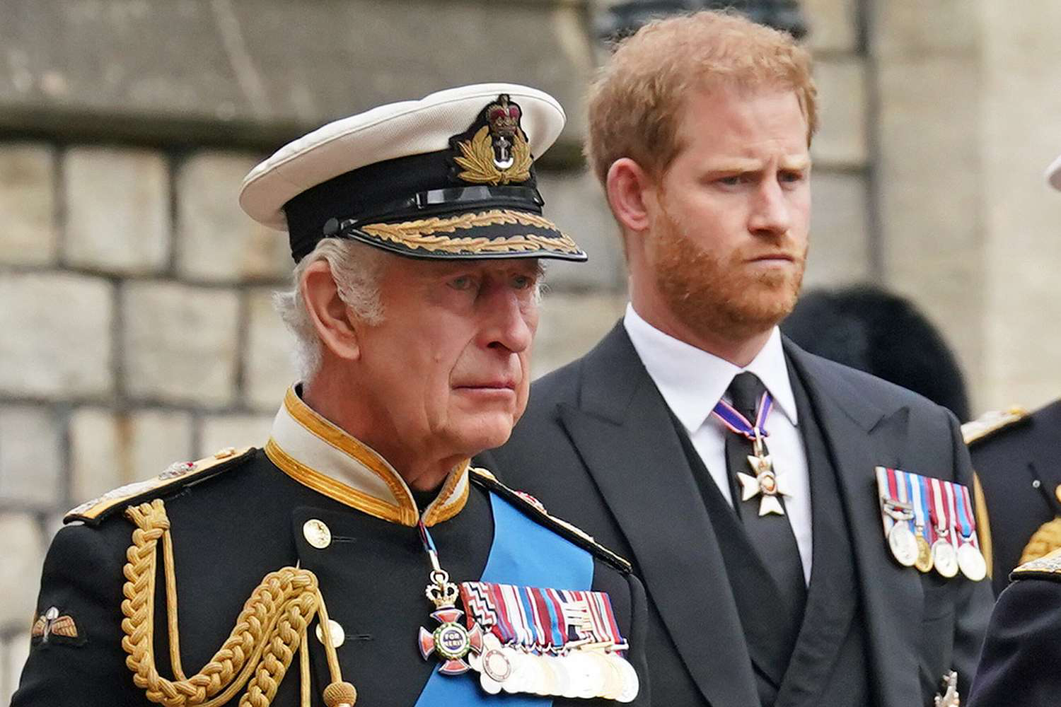 Vua Charles III trong bộ quân phục dự đám tang mẹ là cố Nữ hoàng Elizabeth II, tháng 9/2022. Ảnh: AP
