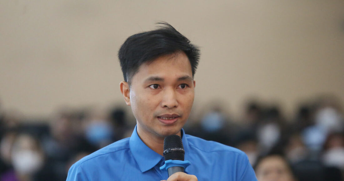 Ông Nguyễn Văn Tân, Chủ tịch Công đoàn Công ty Hosiden nêu thực tế nhiều công nhân đóng BHXH 10 năm chọn rút BHXH một lần vì số năm điều kiện để hưởng lương hưu xa vời. Ảnh: Gia Chính