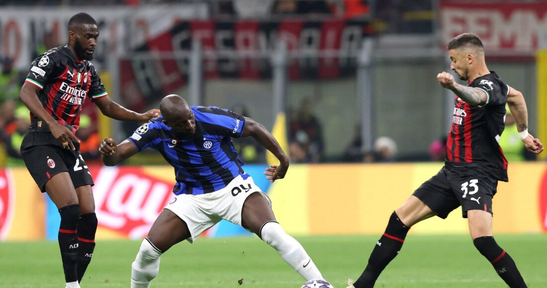 Lukaku tung hoành giữa hàng thủ Milan trong trận bán kết lượt đi Champions League ngày 10/5. Ảnh: Reuters