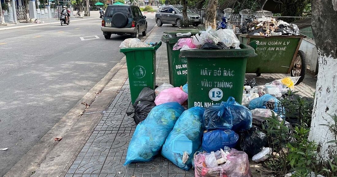 Rác tồn đọng khắp vỉa hè. Ảnh: Trần Hóa