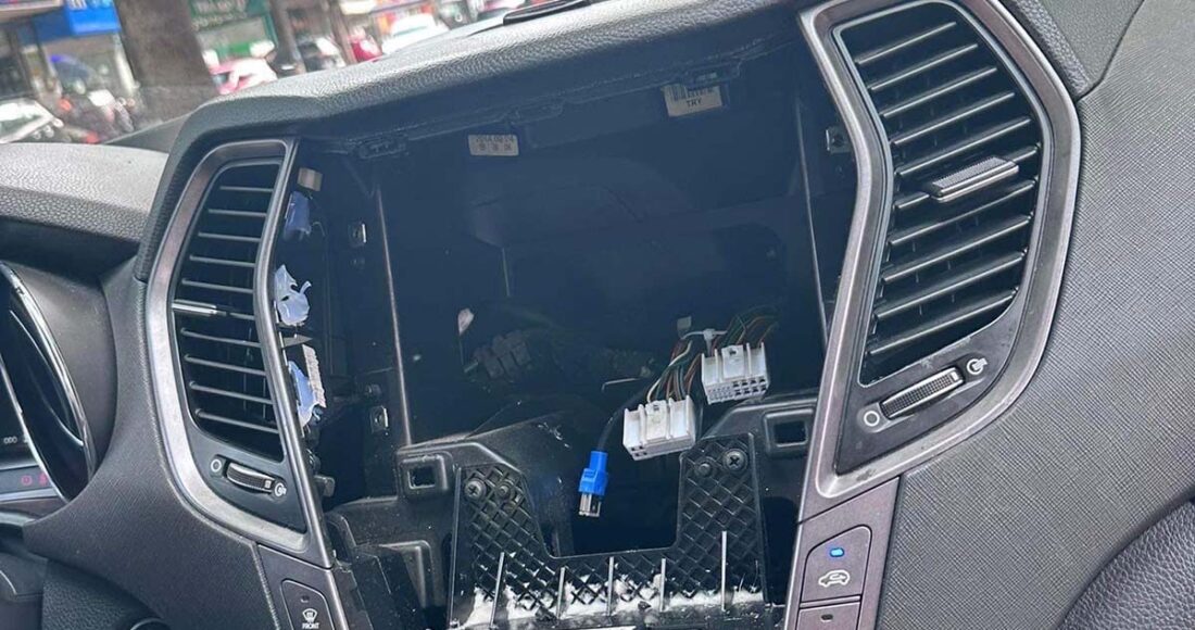 Ôtô bị kẻ gian cạy lấy màn hình. Ảnh: Ngọc Oanh