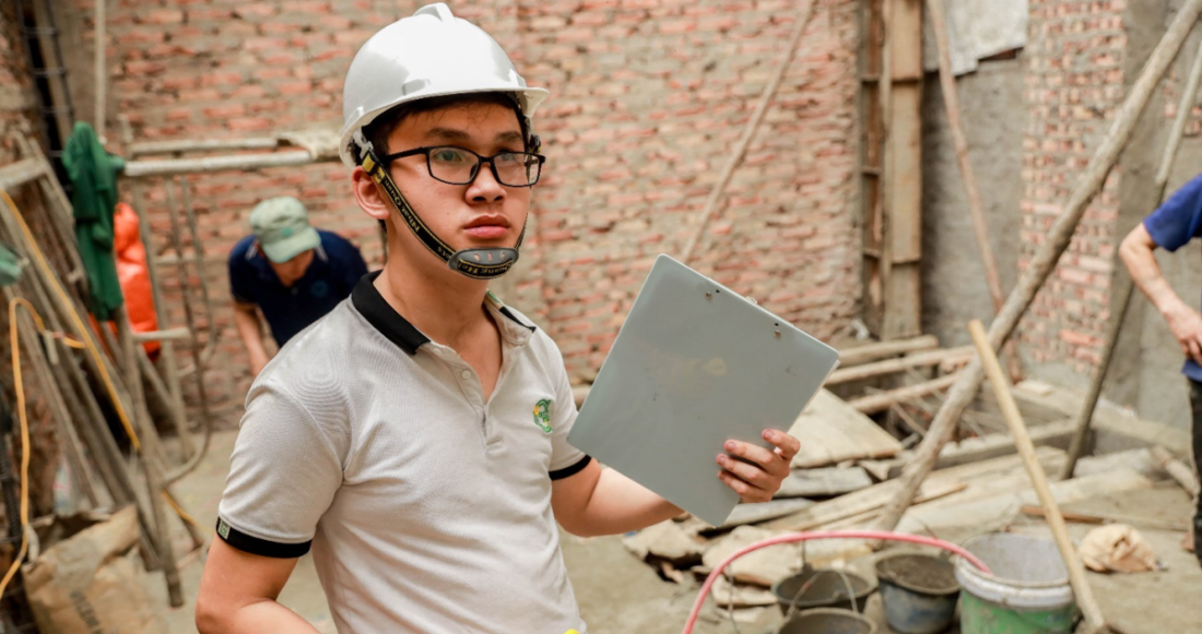 Chất lượng làm việc của người lao động bị ảnh hưởng trực tiếp bởi thời tiết nắng nóng. Ảnh: Phan Chí Hiếu