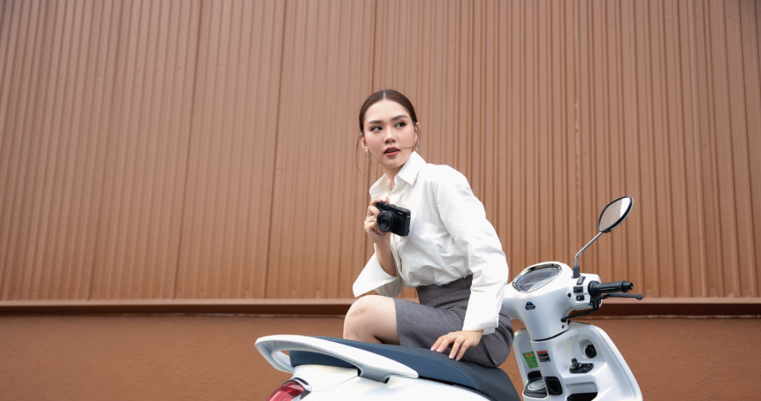 Trong trang phục menswear gồm áo sơ mi trắng đứng form, quần âu lửng cùng boots da cao cổ, hoa hậu Mai Phương hướng đến hình ảnh thanh lịch, quyến rũ. Cô chọn xe tay ga Yamaha Grande tạo điểm nhấn cho bộ ảnh.