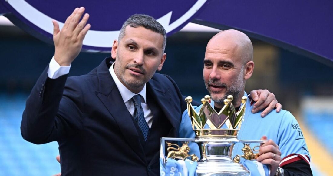 Chủ tịch Khaldoon al-Mubarak chia vui cùng HLV Guardiola trong lễ nhận cup vô địch Ngoại hạng Anh trên sân Etihad ngày 21/5. Ảnh: AFP