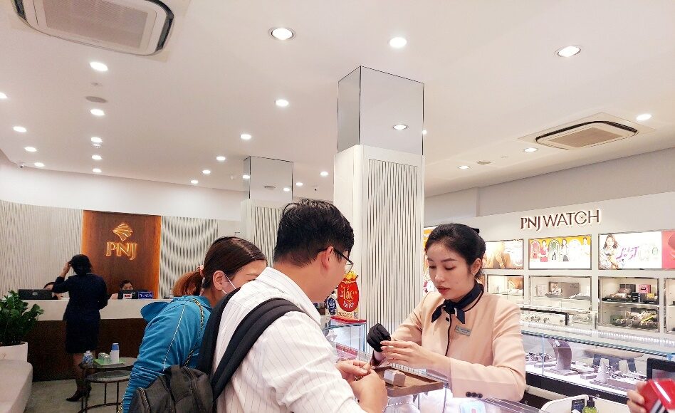 Khách trải nghiệm tại cửa hàng PNJ. Ảnh: Bích Tuyền