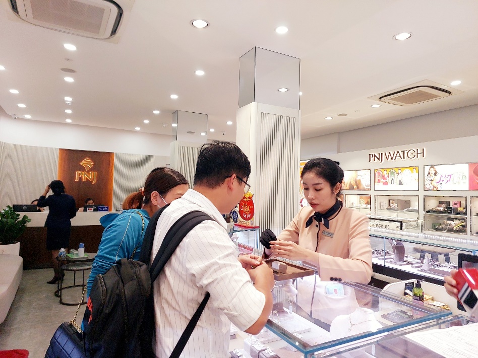 Khách trải nghiệm tại cửa hàng PNJ. Ảnh: Bích Tuyền