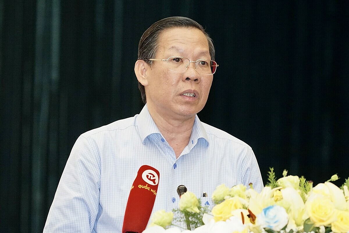 Chủ tịch UBND TP HCM Phan Văn Mãi chia sẻ tại hội nghị. Ảnh: SBV