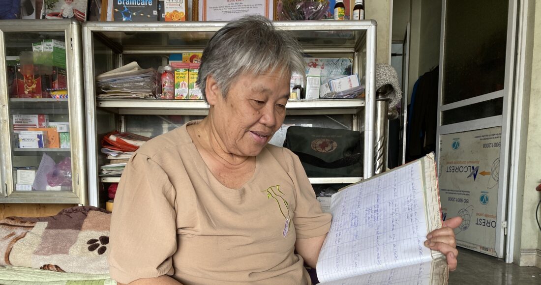Bà Đào Thị Liên lật mở cuốn sổ ghi chép những trường hợp tai nạn giao thông được cứu từ năm 2006, sáng 28/4. Ảnh: Quỳnh Nguyễn