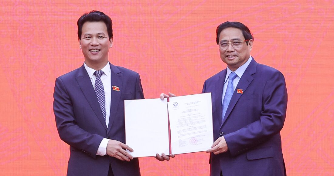 Thủ tướng Phạm Minh Chính trao Quyết định của Chủ tịch nước bổ nhiệm ông Đặng Quốc Khánh, Bí thư Tỉnh ủy Hà Giang làm Bộ trưởng Bộ Tài nguyên và Môi trường nhiệm kỳ 2021-2026 - Ảnh: VGP/Nhật Bắc