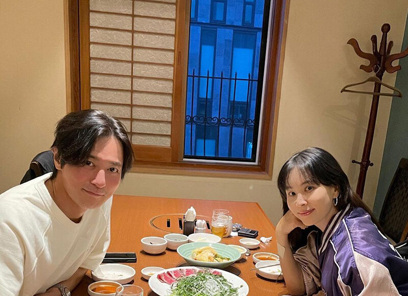Vợ chồng Jang Dong Gun ở tuổi 51. Ảnh: Instagram/Ko Soyoung