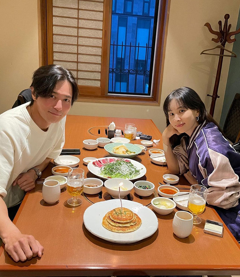 Vợ chồng Jang Dong Gun ở tuổi 51. Ảnh: Instagram/Ko Soyoung