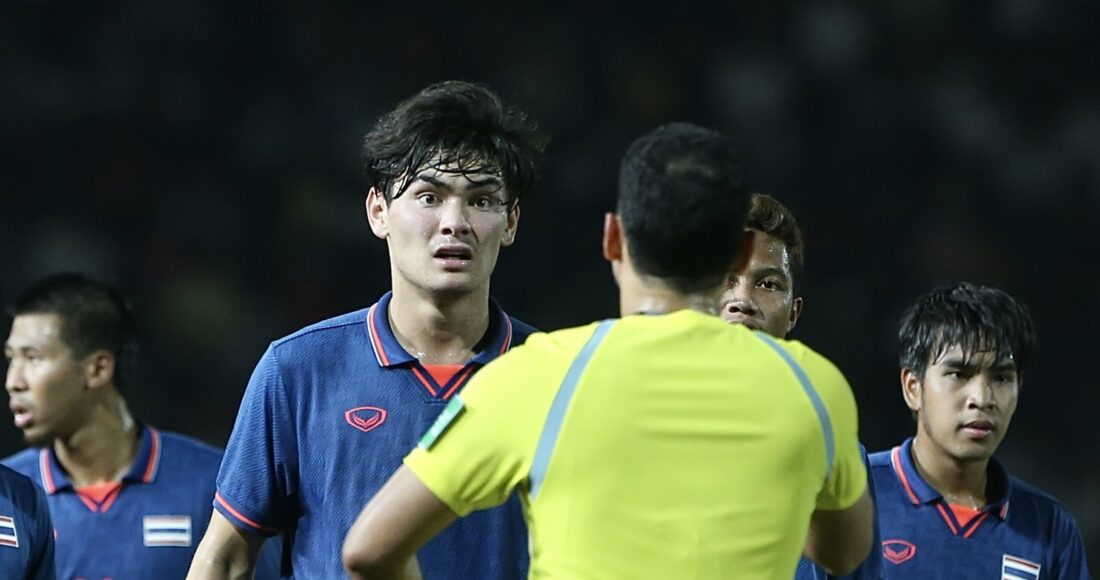 Jonathan Khemdee phản ứng với trọng tài sau bàn thua thứ hai của Thái Lan. Ảnh: Hiếu Lương