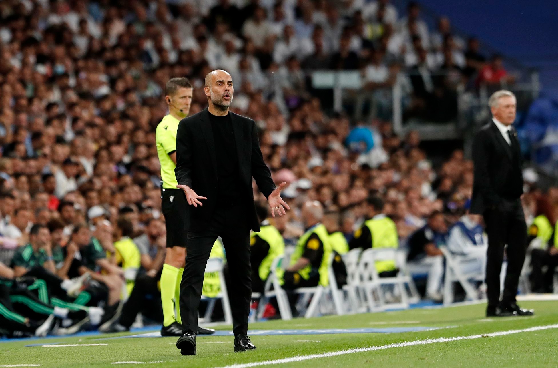 Guardiola chỉ đạo trong trận Man City hoà chủ nhà Real Madrid trên sân Bernabeu ở lượt đi bán kết ngày 9/5. Ảnh: AS