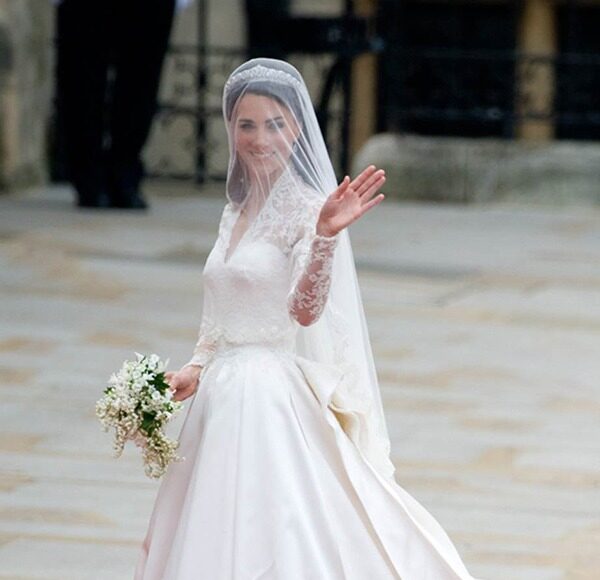 Kate Middleton diện đầm cưới của Alexander McQueen năm 2011. Ảnh: Reuters