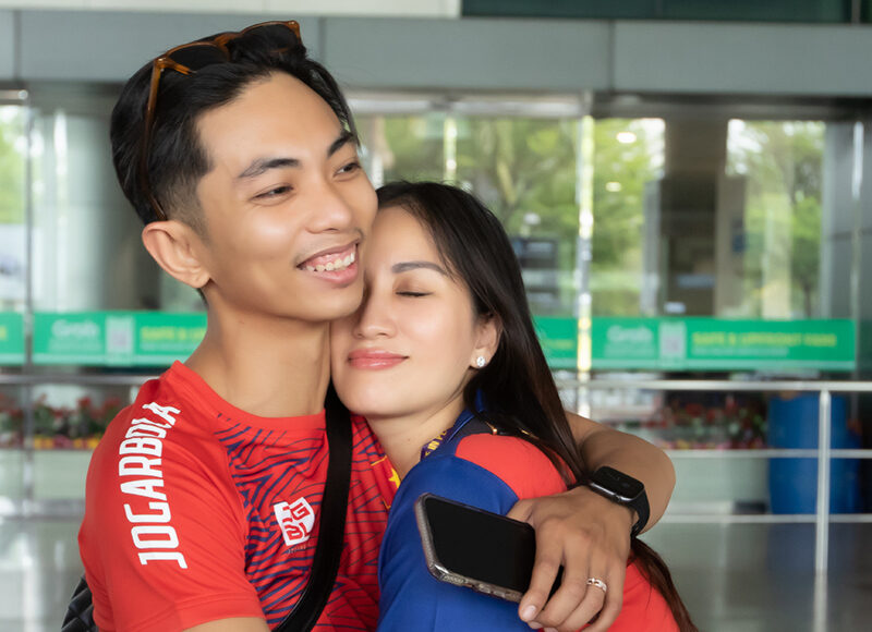 Chồng Khánh Thi - Phan Hiển - đến sân bay Tân Sơn Nhất, sáng 17/5 đón vợ cũng như chúc mừng đội tuyển dancesport - breaking Việt Nam.. Ảnh: Bill