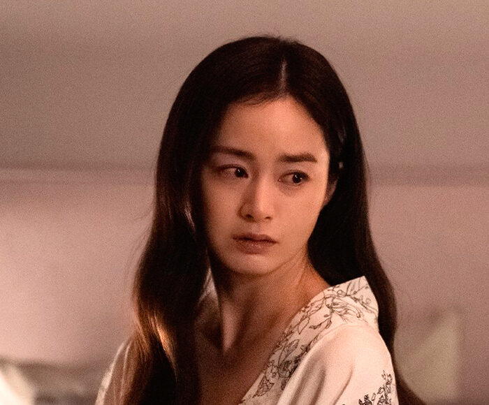 Người đẹp nhận chú ý của nhiều khán giả khi chuẩn bị ra mắt phim kinh dị Lies Hidden in My Garden. Cô đóng Moon Joo Ran, người vợ nội trợ sống trong ngôi nhà có vườn hoa. Bề ngoài, cuộc sống của gia đình Moon Joo Ran sung túc, được nhiều người ngưỡng mộ. Từ khi ngửi thấy mùi lạ trong vườn, cuộc sống của Moon Joo Ran bị xáo trộn.