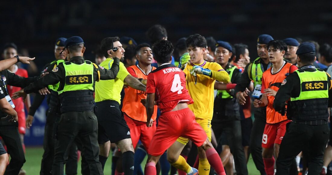 Komang Agung (số 4) và thủ môn Soponwit Rakyart (áo vàng) đánh nhau sau khi tỷ số được nâng lên 3-2. Ảnh: AFP