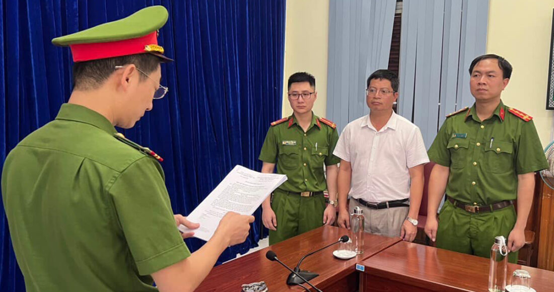 Cảnh sát tống đạt quyết định khởi tố ông Kỳ. Ảnh: Công an cung cấp