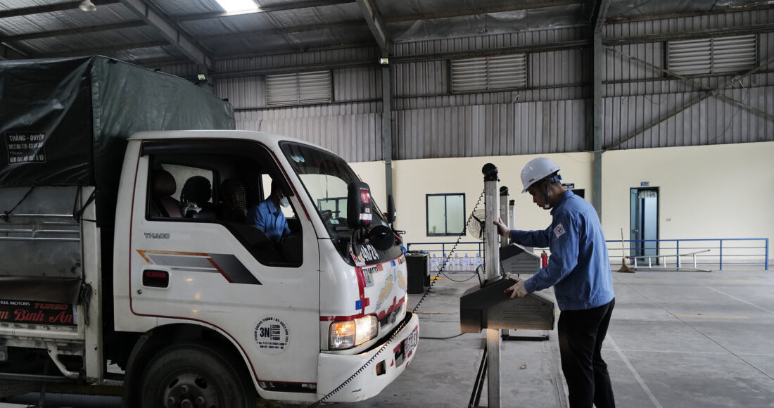 Phương tiện kiểm định tại một đơn vị đăng kiểm Hà Nội. Ảnh: Ngọc Thành