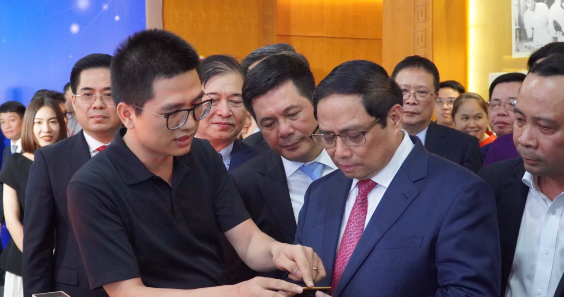 Thủ tướng Phạm Minh Chính tìm hiểu sản phẩm của Lumi Việt Nam tại gian hàng. Ảnh: Lumi Việt Nam