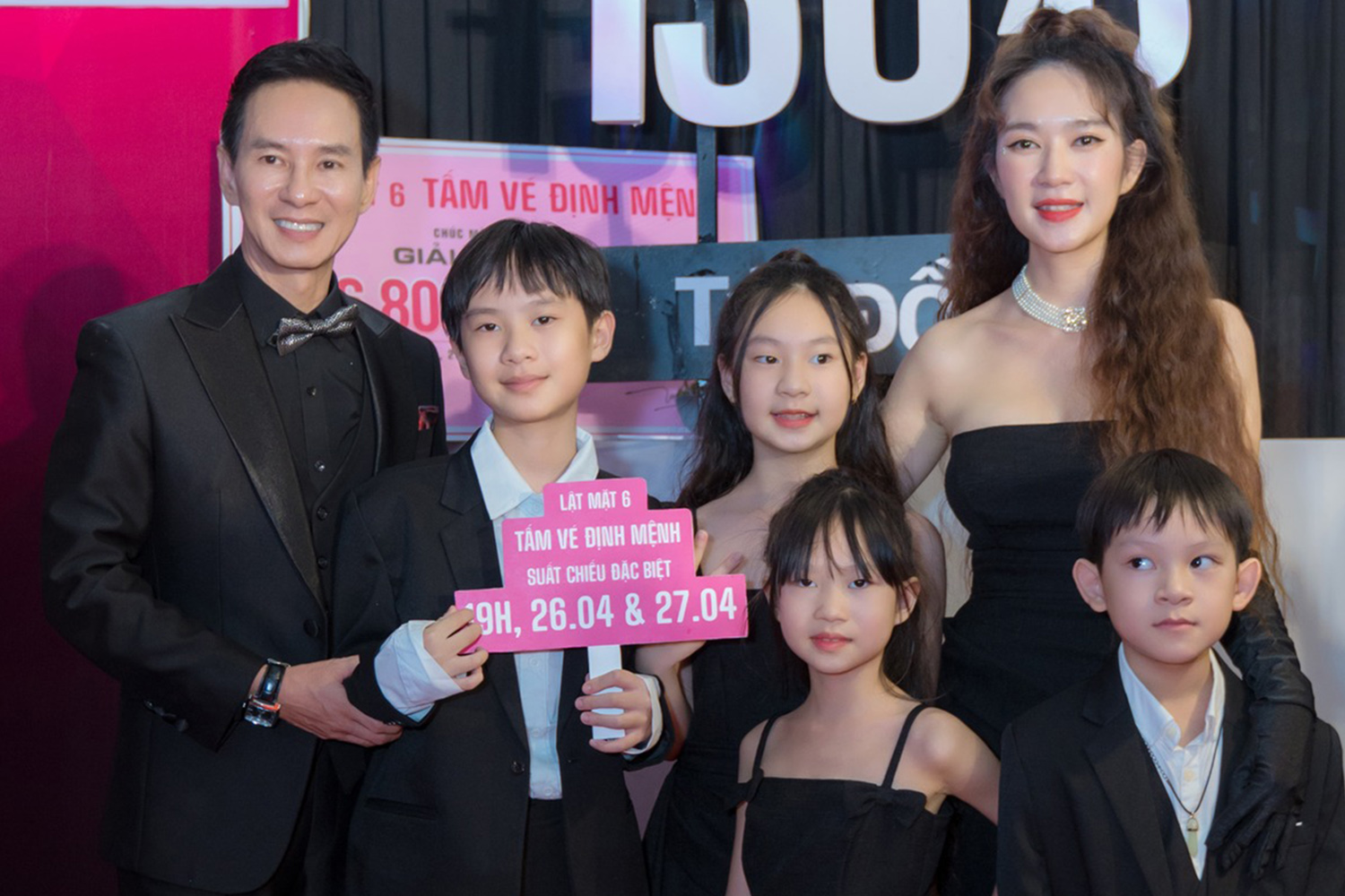 Lý Hải và gia đình trong buổi công chiếu phim Lật mặt 6 cuối tháng 4 tại TP HCM. Ảnh: Lê Tuấn