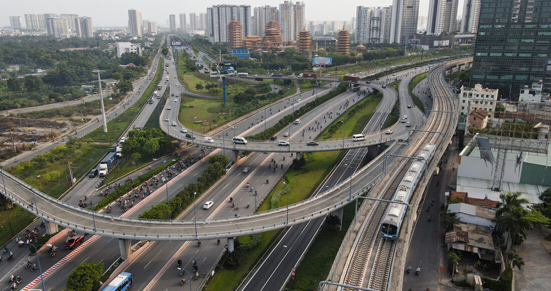Đoàn tàu của Metro số chạy thử đoạn trên cao qua khu vực đô thị ở TP Thủ Đức, tháng 4/2022. Ảnh: Đình Văn
