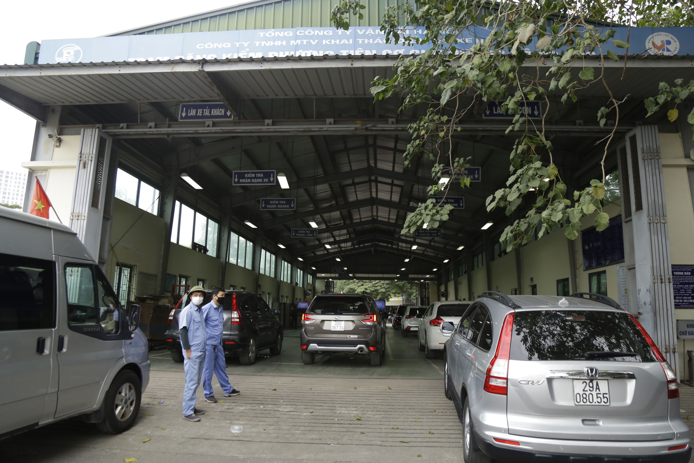 Đăng kiểm xe tại một đơn vị ở Hà Nội. Ảnh: Ngọc Thành