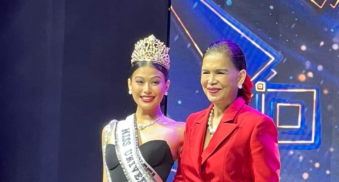 Bà Melanie Marquez (phải) đến ủng hộ con gái Michelle Dee tại chung kết Hoa hậu Hoàn vũ Phillipines tối 13/5. Ảnh: Opmb