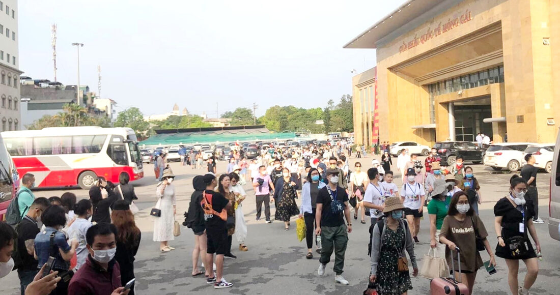 Dòng người đổ về cửa khẩu quốc tế Móng Cái làm thủ tục sang Đông Hưng du lịch sáng 30/4. Ảnh: Xuân Hoa
