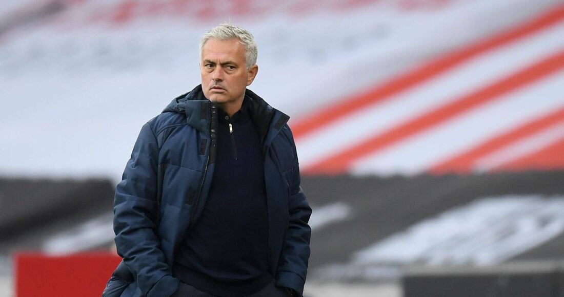 Mourinho dẫn Tottenham trong trận gặp chủ nhà Sheffield United ở Ngoại hạng Anh tháng 7/2020. Ảnh: Reuters