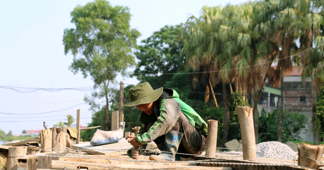 Công nhân thi công đường Lê Duẩn kéo dài, đoạn qua TP Hà Tĩnh giữa trưa nắng. Ảnh: Đức Hùng