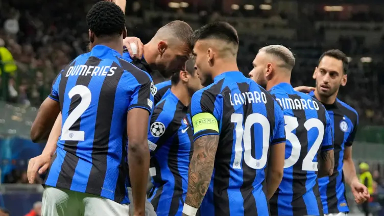 Lautaro (số 10) mừng bàn của Dzeko trong trận bán kết tối 10/5. Ảnh: AP