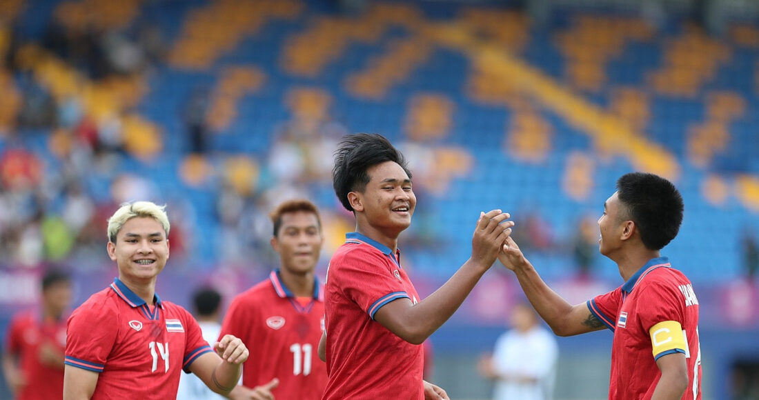 Các cầu thủ U22 Thái Lan mừng bàn trong trận thắng Lào 4-1 hôm 8/5. Ảnh: Lâm Thỏa