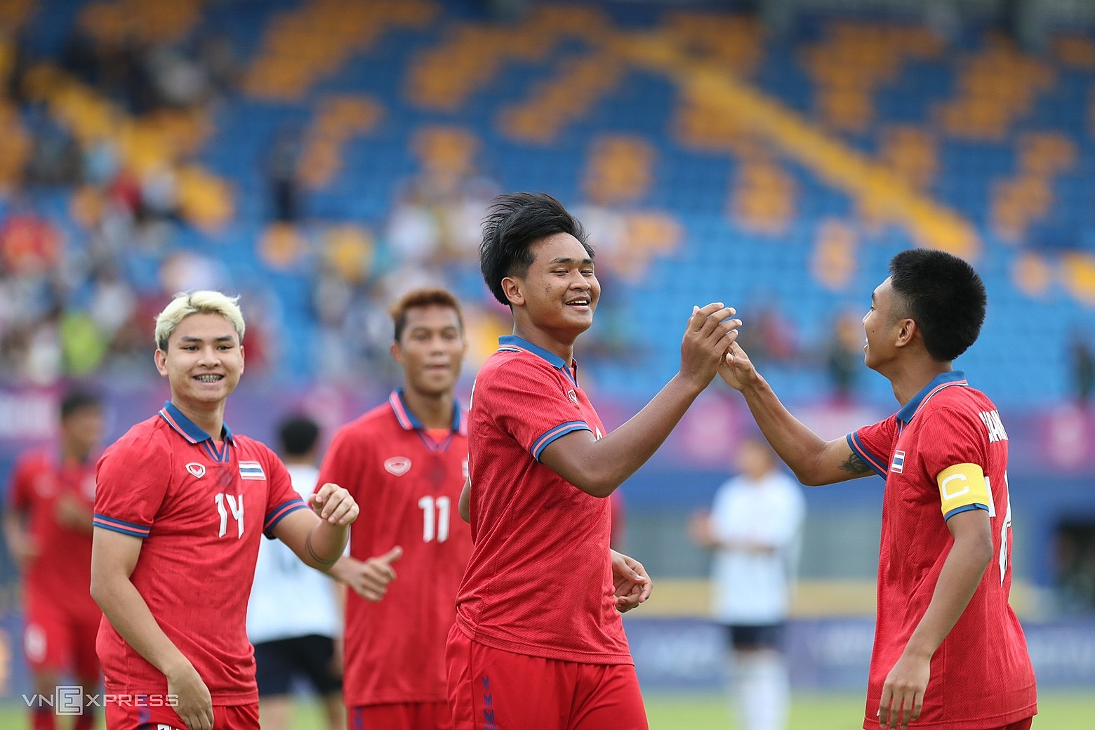 Các cầu thủ U22 Thái Lan mừng bàn trong trận thắng Lào 4-1 hôm 8/5. Ảnh: Lâm Thỏa