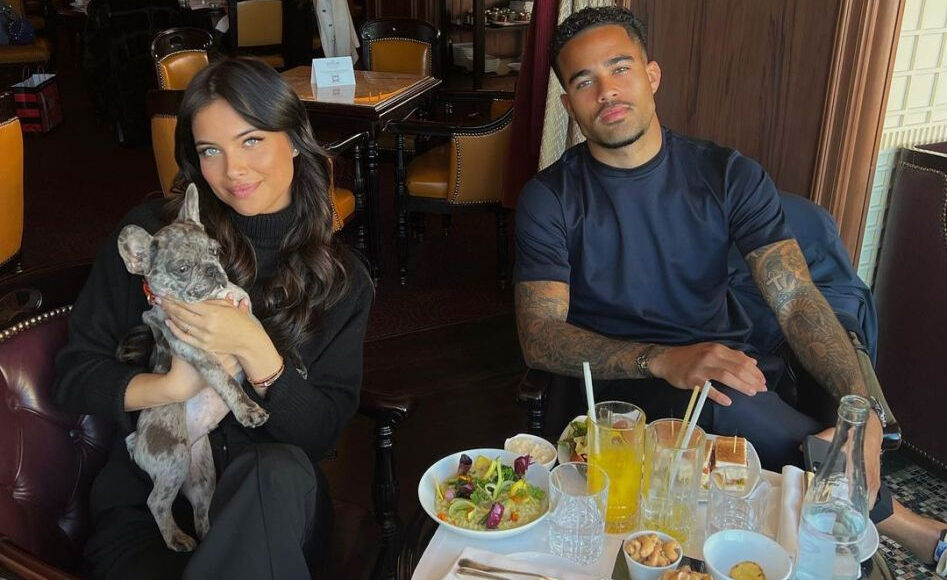 Justin Kluivert (phải) và bạn gái sống ở Valencia, Tây Ban Nha. Ảnh: Instagram