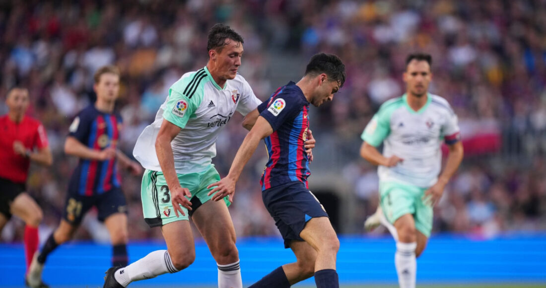 Herrando ngăn Pedri đối mặt thủ môn ở phút 27 trận Barca - Osasuna tối 2/5. Ảnh: EFE