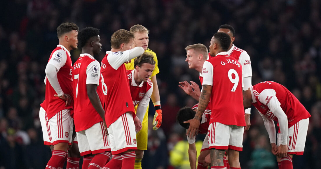 Zinchenko họp nhóm với đồng đội sau bàn thua thứ hai trong trận Arsenal - Southampton tối 21/4. Ảnh: PA