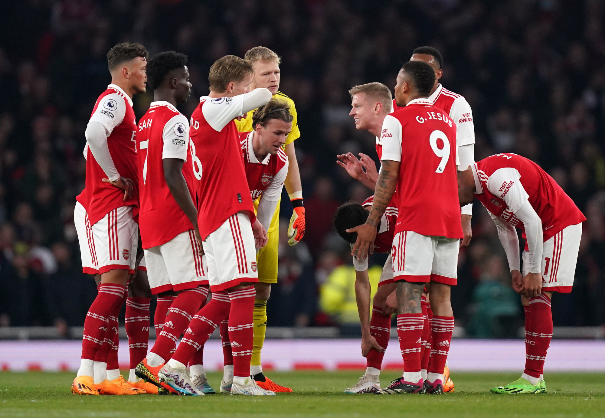 Zinchenko họp nhóm với đồng đội sau bàn thua thứ hai trong trận Arsenal - Southampton tối 21/4. Ảnh: PA