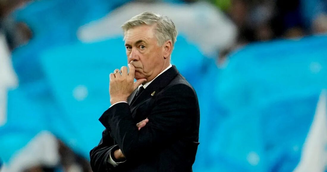 Ancelotti trầm ngâm trong trận thua Man City 0-4 tối 17/5. Ảnh: EFE