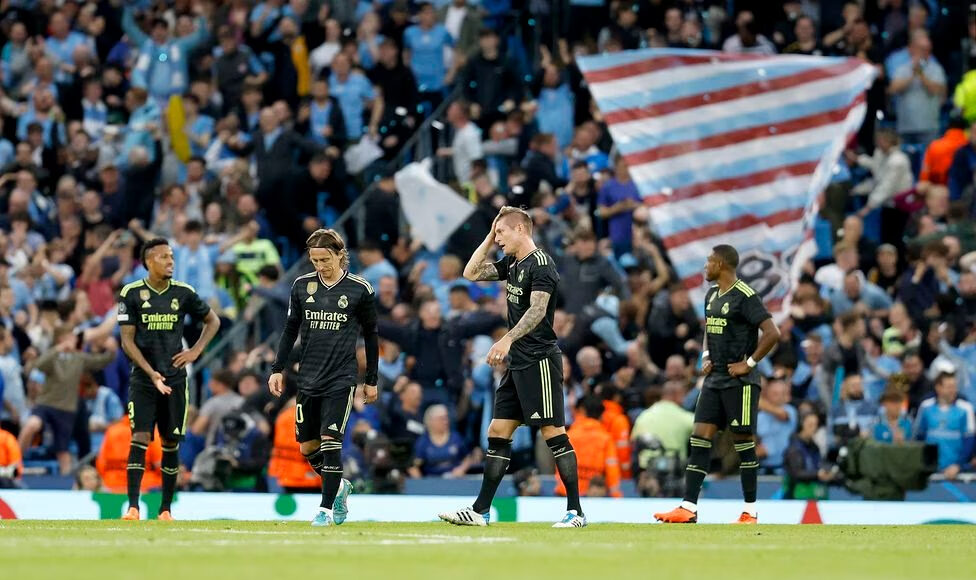 Các cầu thủ Real thất vọng sau bàn thứ thứ hai trong trận gặp Man City tối 17/5. Ảnh: AS