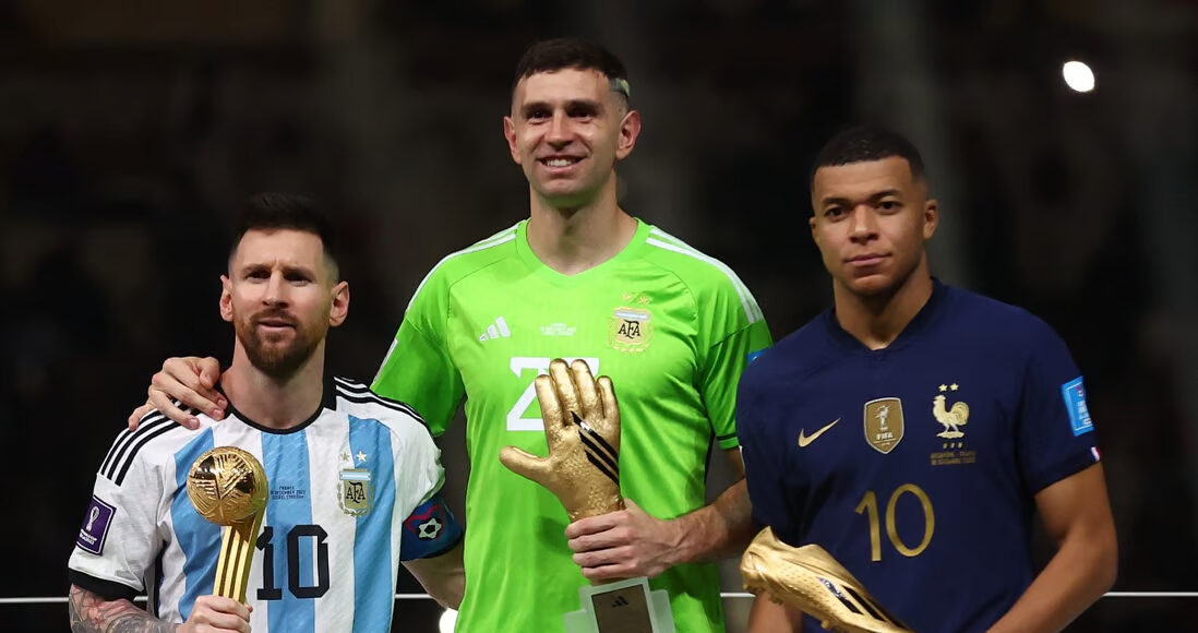 Messi (trái) cầm Quả Bóng Vàng World Cup 2022 bên cạnh Martinez và Mbappe, sau trận chung kết hôm 18/12. Ảnh: Reuters