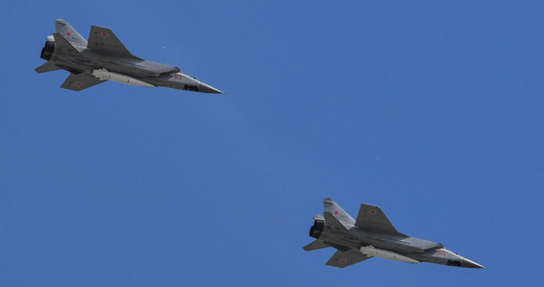 Tiêm kích MiG-31K mang tên lửa Kinzhal bay trên Quảng trường Đỏ ở Moskva tháng 5/2018. Ảnh: Điện Kremlin