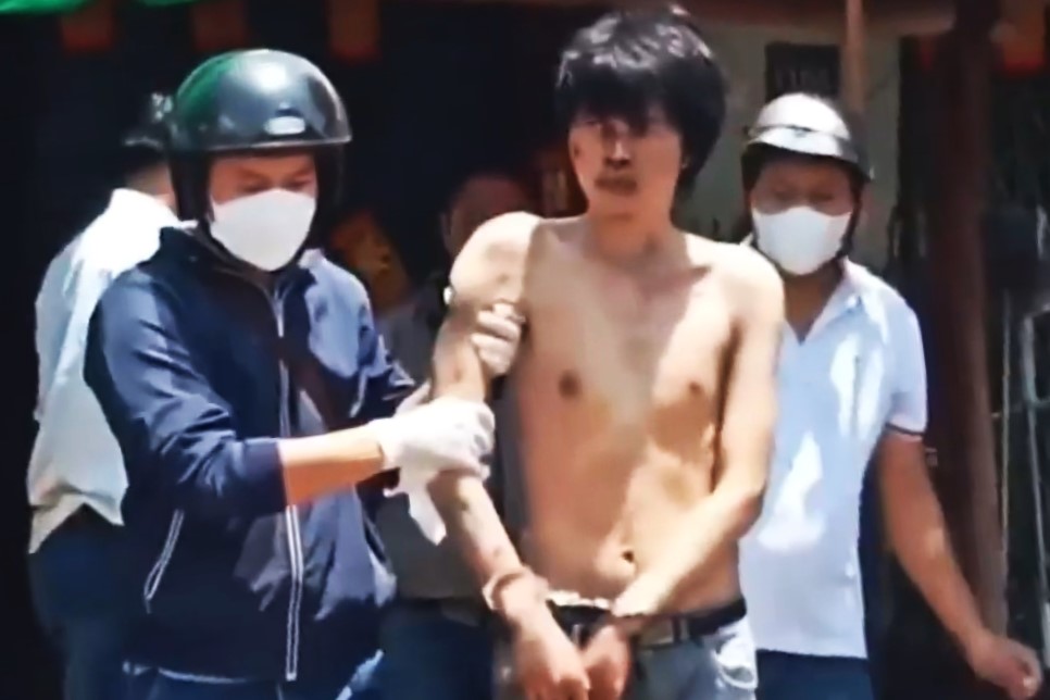 Nghi phạm Vềnh bị cảnh sát bắt giữ để điều tra, trưa 26/5. Ảnh: Tứ Hải