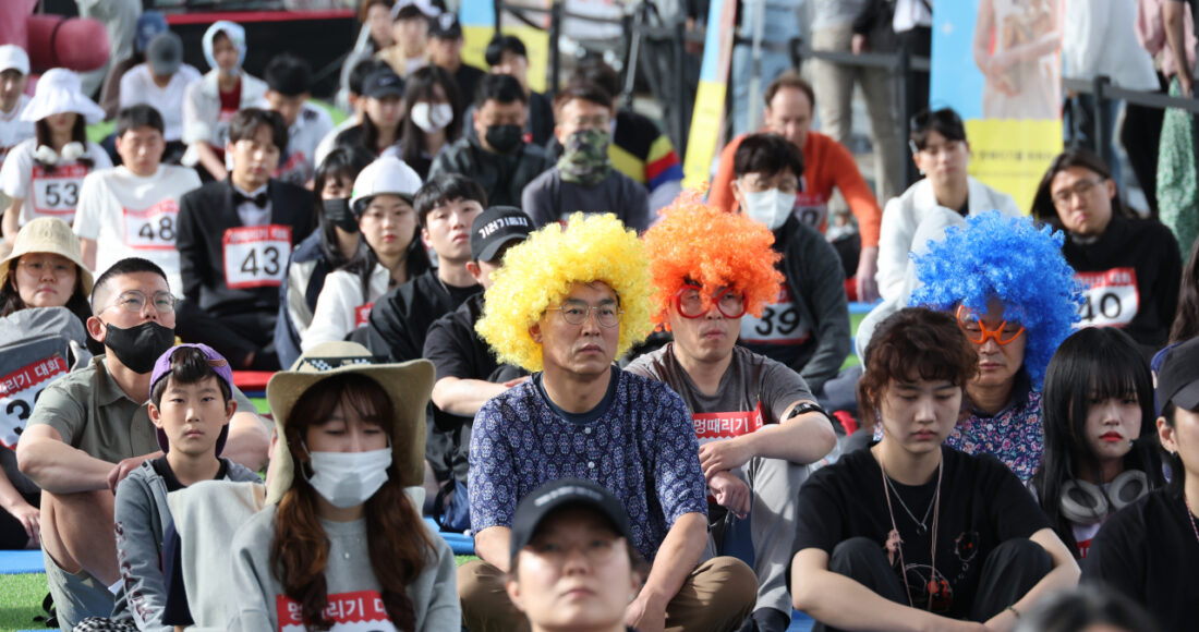 Thí sinh tham dự cuộc thi ngồi chiều 21/5 gồm đủ các lứa tuổi. Ảnh: Korea Times