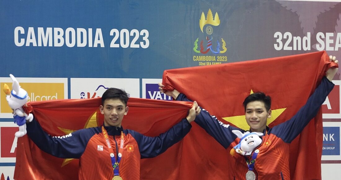 Nguyễn Huy Hoàng (trái) và tấm huy chương vàng SEA Games 32. Ảnh: Hiếu Lương