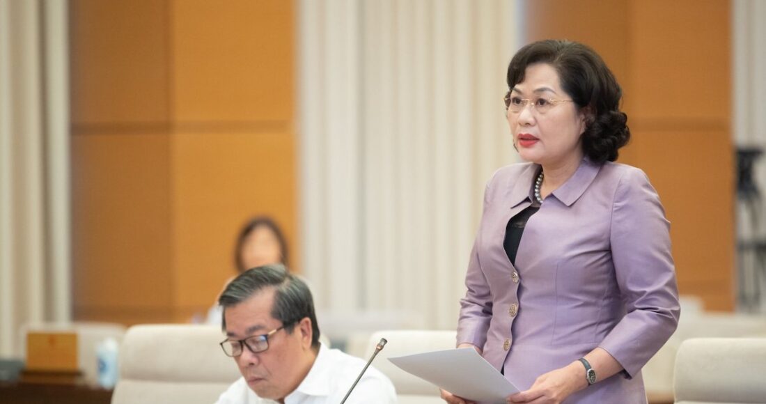 Thống đốc Ngân hàng Nhà nước Nguyễn Thị Hồng đọc tờ trình Luật Tổ chức tín dụng (sửa đổi), chiều 9/5. Ảnh: Hoàng Phong