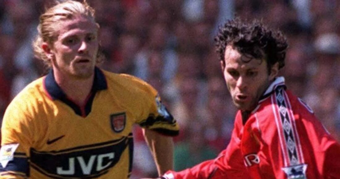 Giggs trong một lần cùng Man Utd đấu Arsenal của Petit ở Ngoại hạng Anh cuối những năm 1990.
